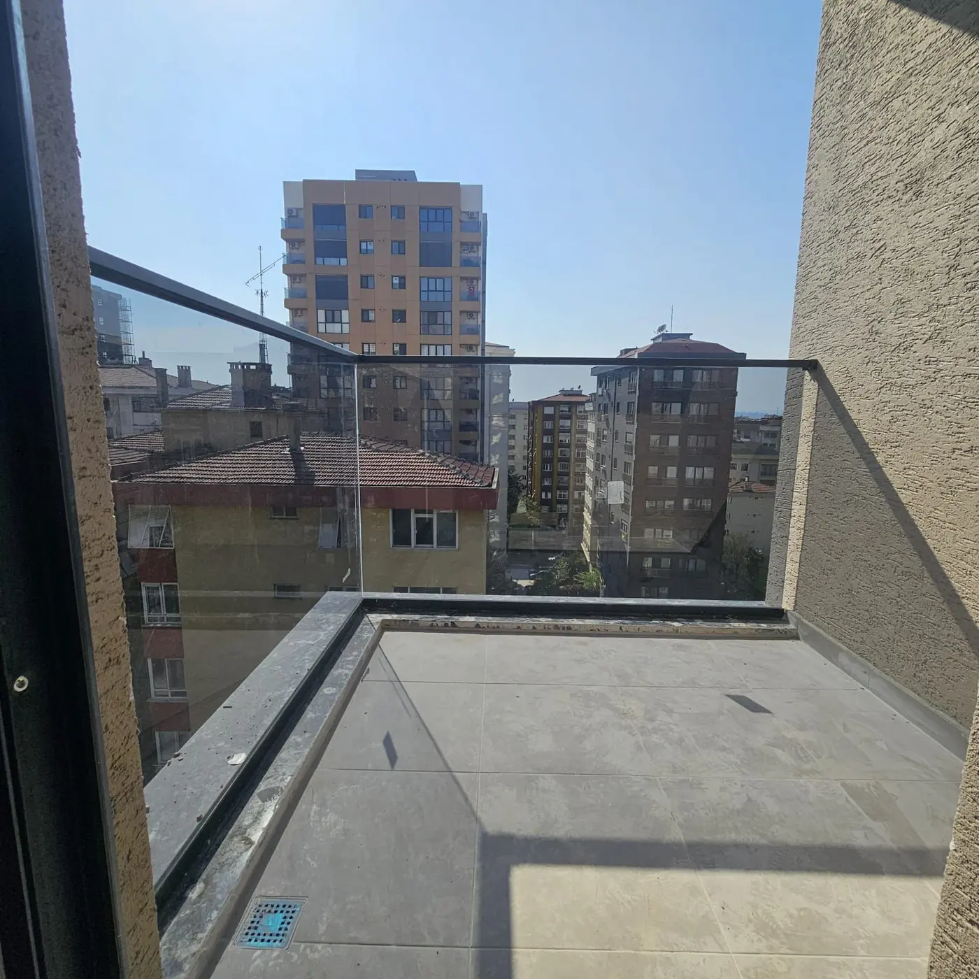 Kadıköy Feneryolu'nda cam korkuluklu balkondan Kadıköy manzarası