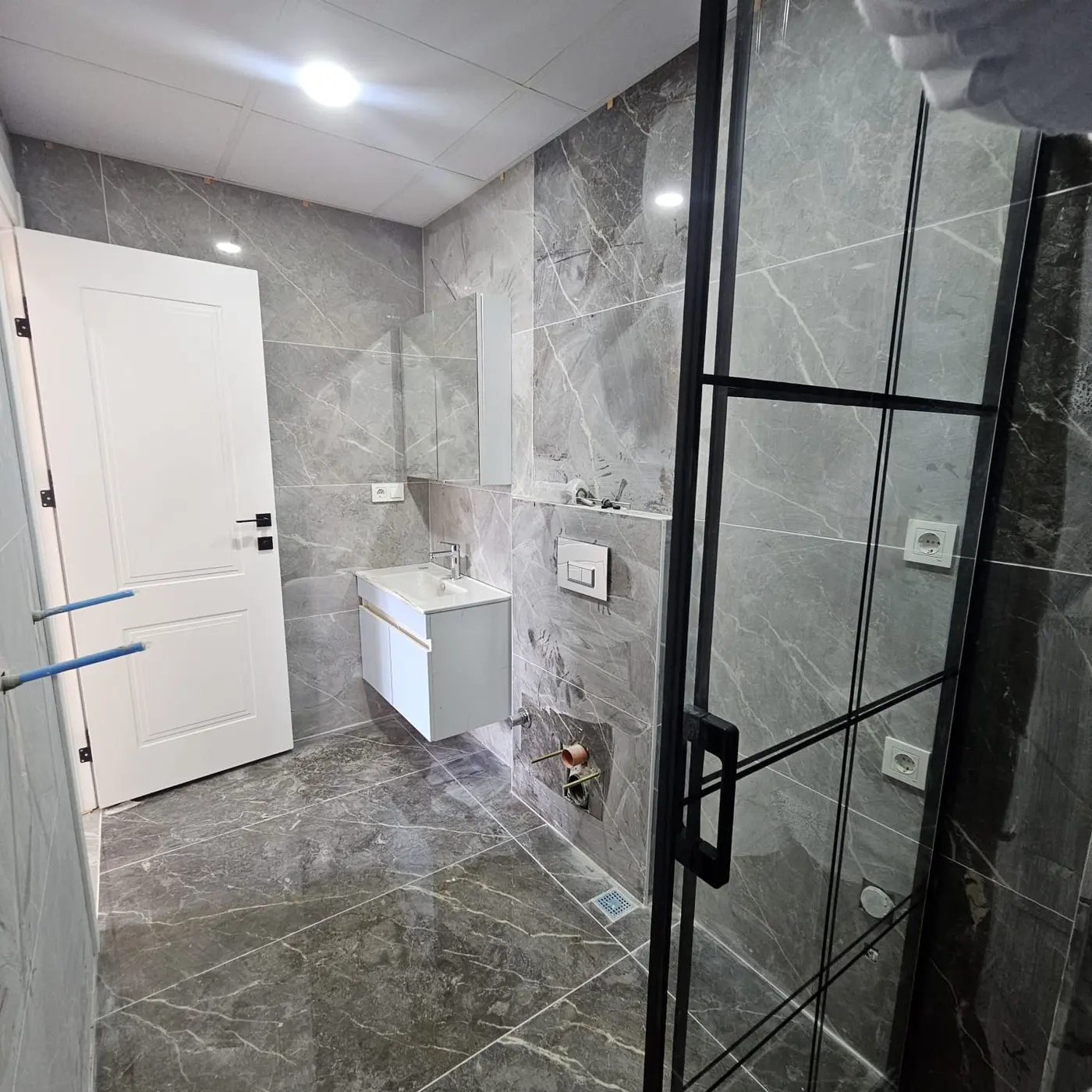 Kadıköy Feneryolu'nda tamamlanan banyoda duşakabin ve lavabo