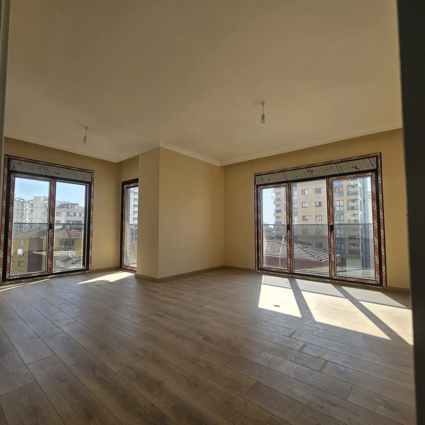 Kadıköy Feneryolu'nda tamamlanan dairede çift pencereli geniş salon